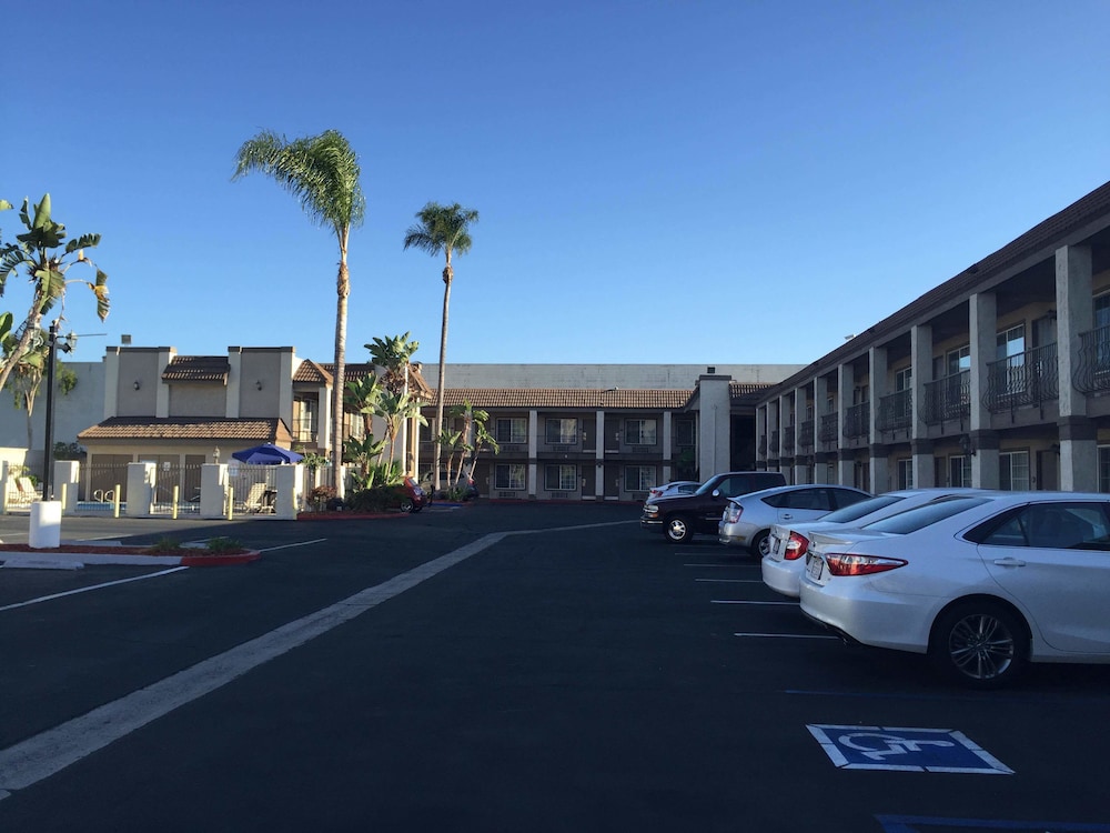 Queens Inn Anaheim 51/57