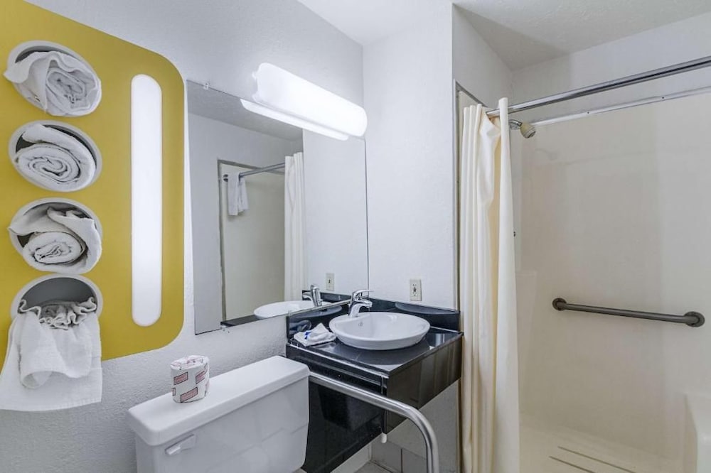 Motel6 Oshkosh, WI 66/67