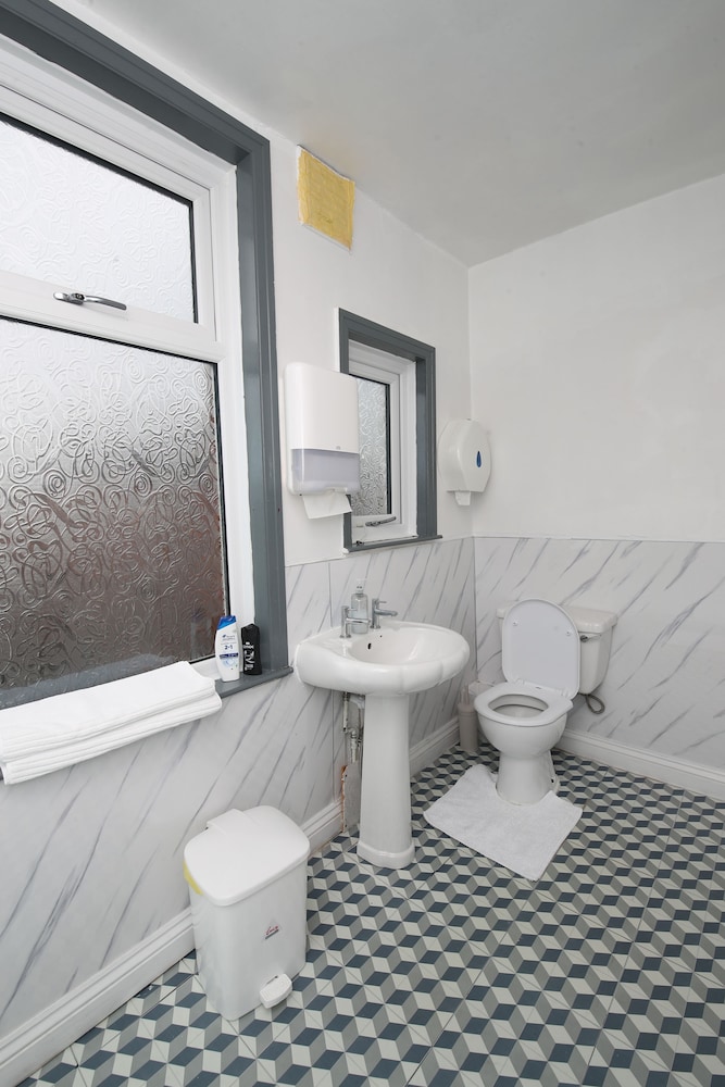 Woodville Lodge Leeds Free Parking Direct Bus to City Centre 43/45