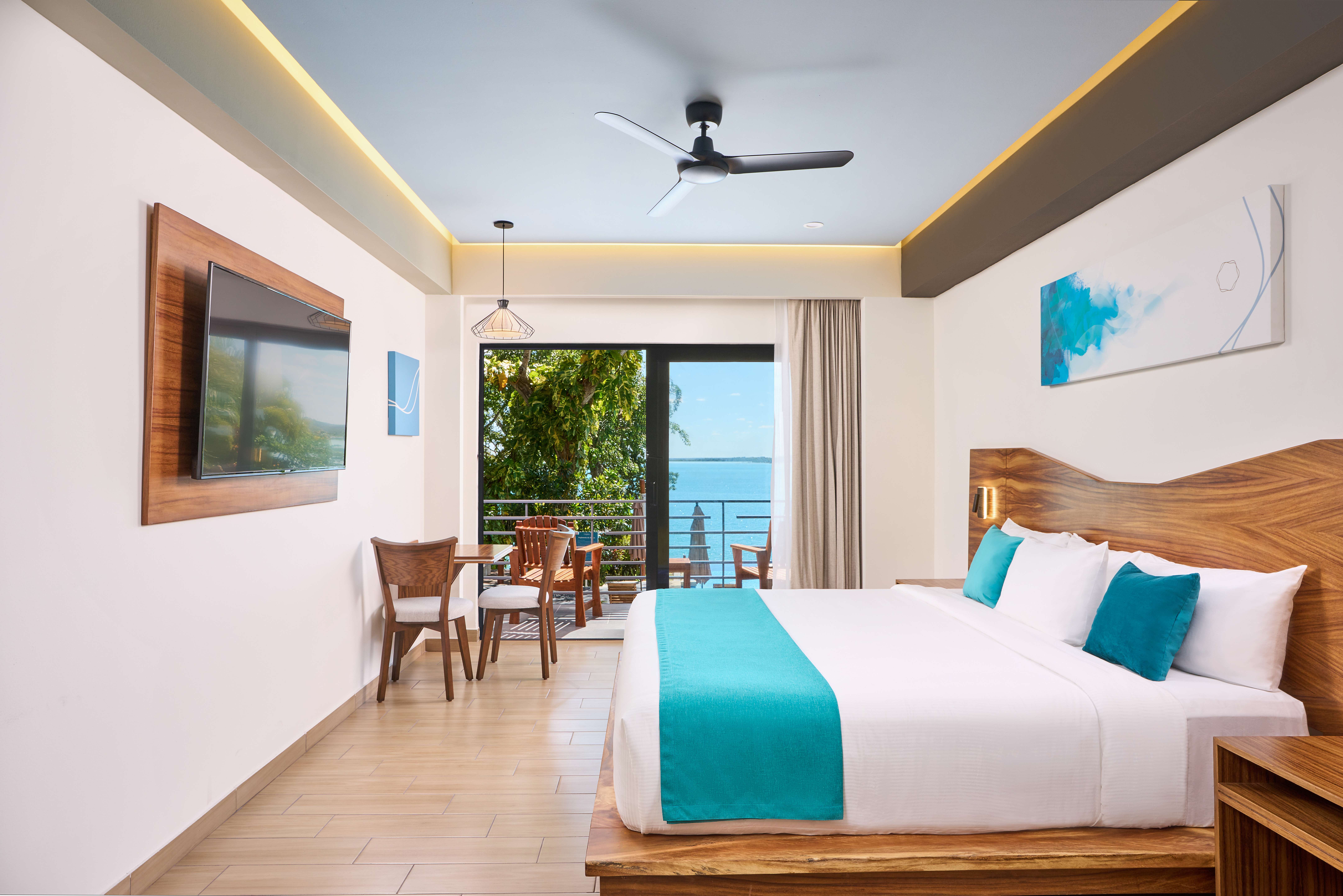 Deluxe, King Bed, Lagoon View, on the Front