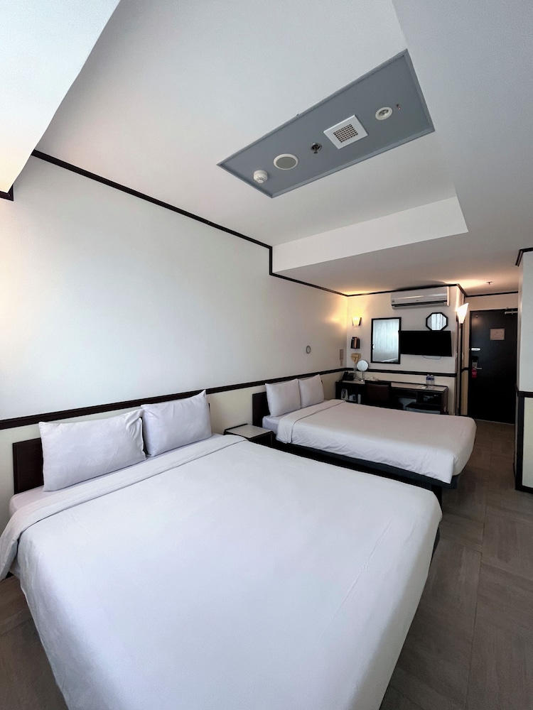SUPERIOR, TWIN BEDS, SMOKING