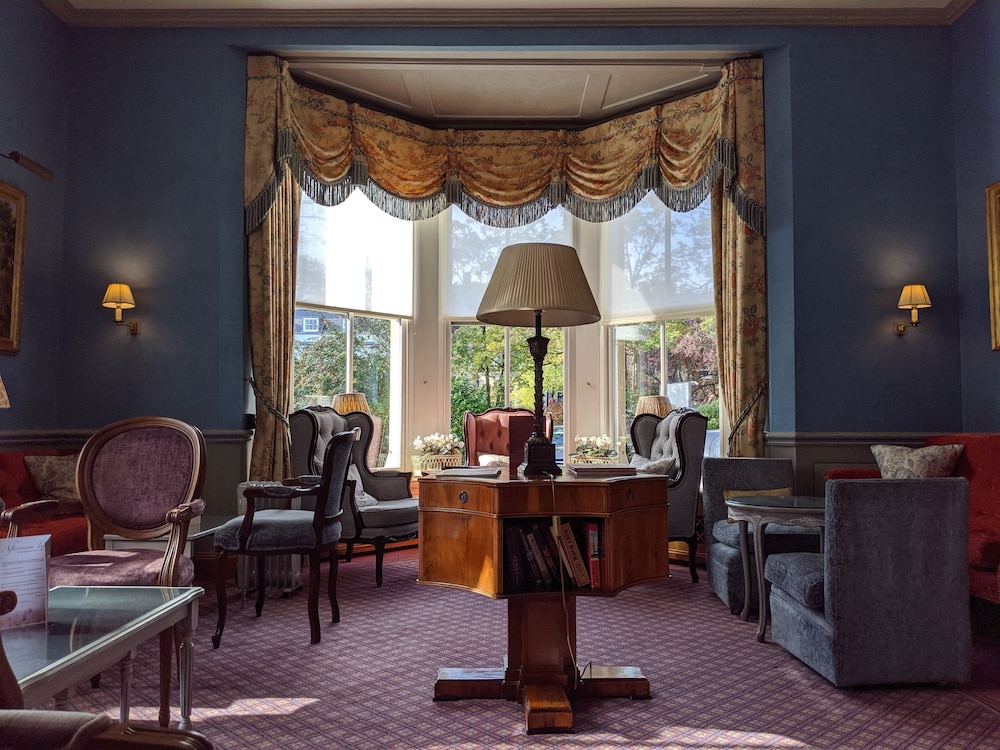 Cotswold Lodge Hotel 43/64