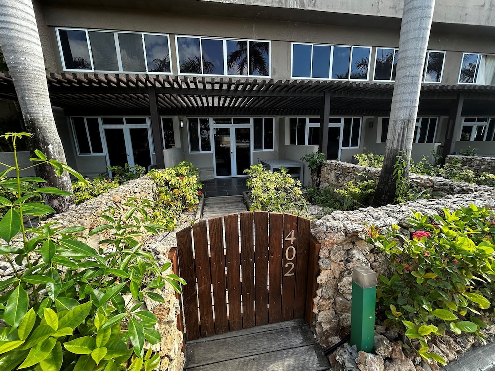 Eden Beach Resort 7/63