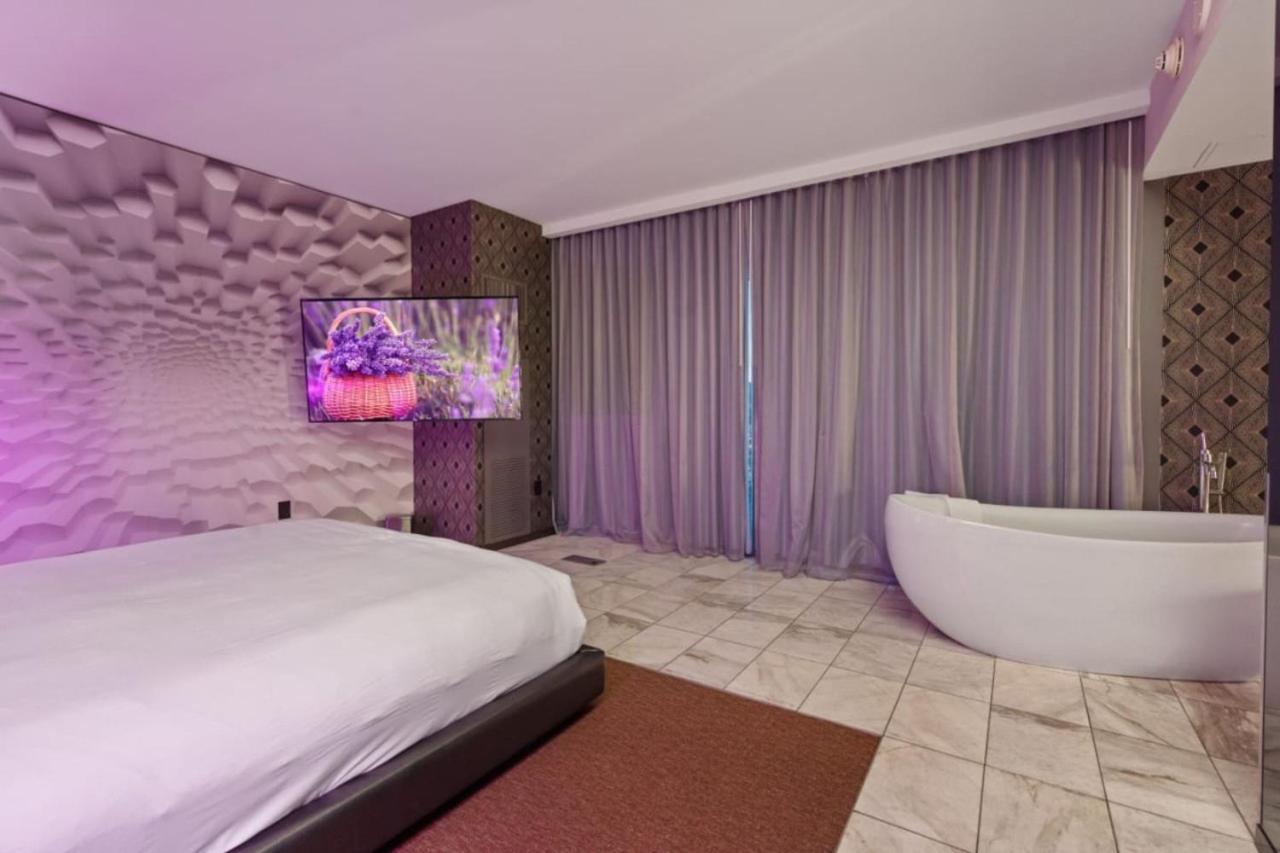 The Celine Riviera Suite at Palms Place 39/42