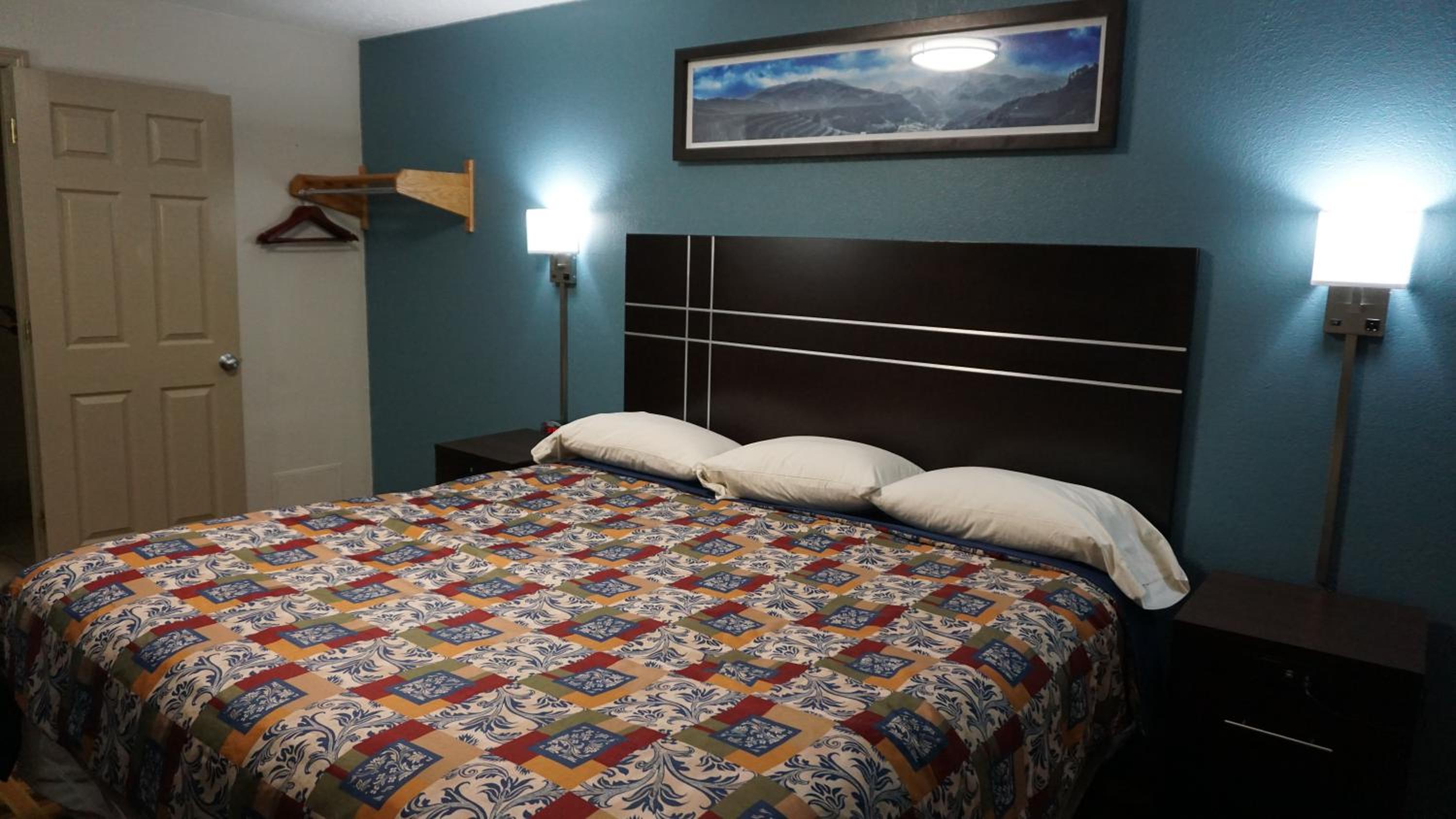 Lodge Inn 24/61