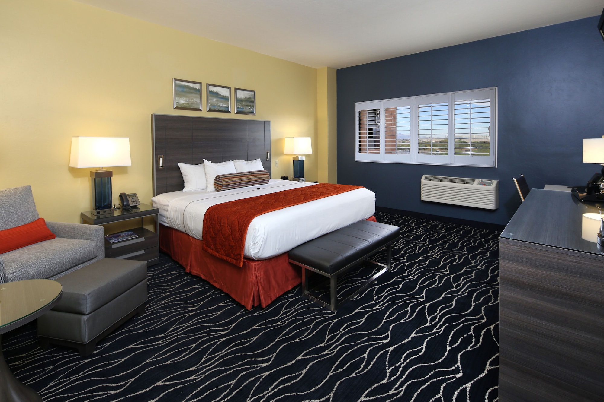 DELUXE, KING BED