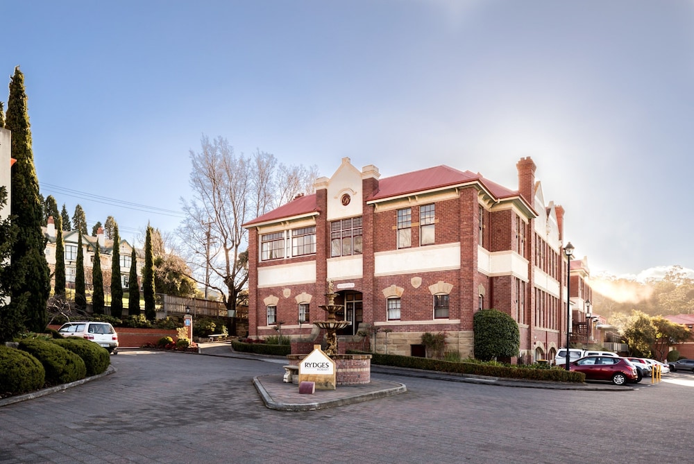 RYDGES HOBART 62/67