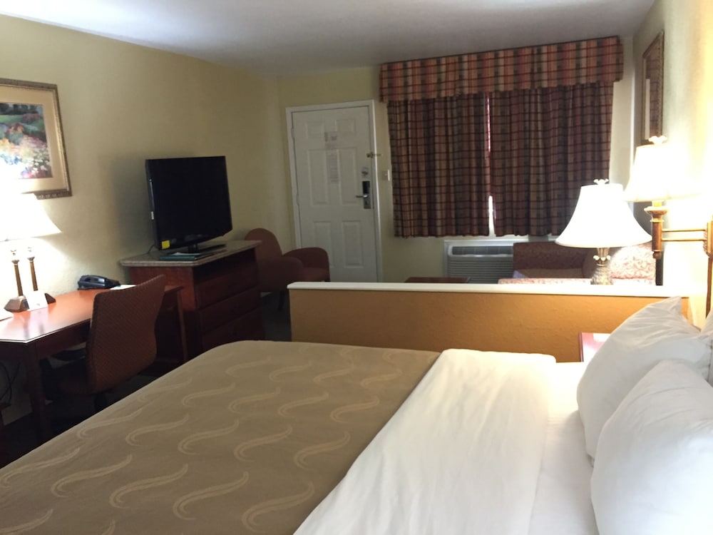 Econo Lodge Inn and Suites Eagle Pass, TX 17/37
