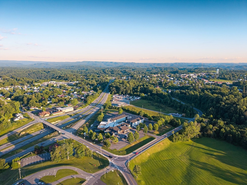 Holiday Lodge Hotel &amp; Conference Center 45/50