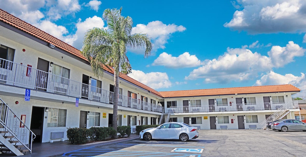 Hawthorne Plaza Inn 3/40