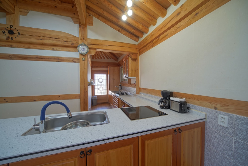 غرفة بفرشتي فوتون، Hanok1st 2/2