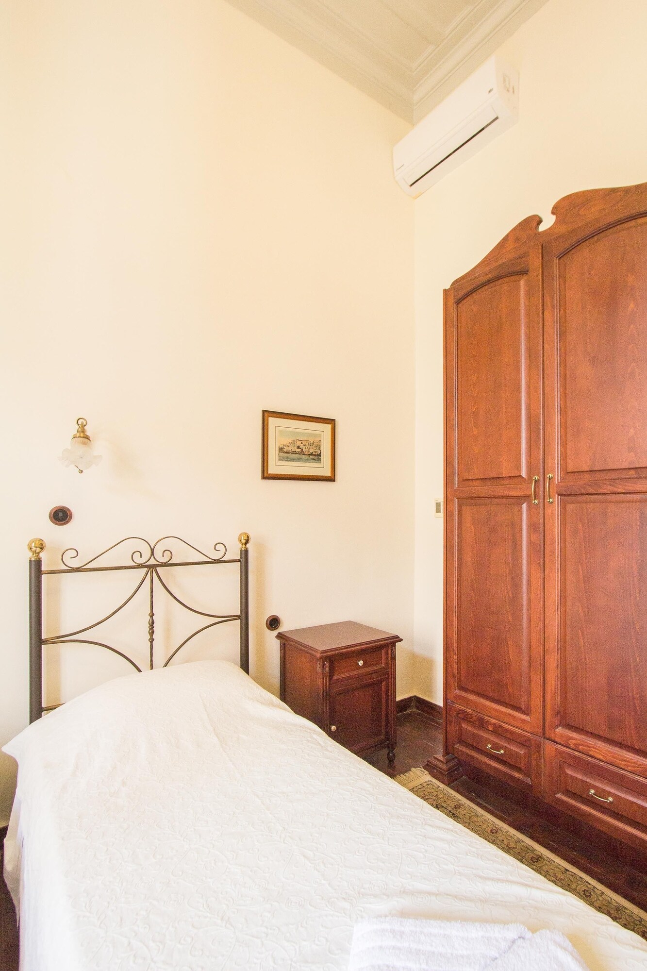 ROOM, TWIN BEDS