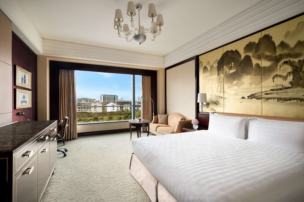 Deluxe, King Bed, City View, Shangri La Guilin 2/6