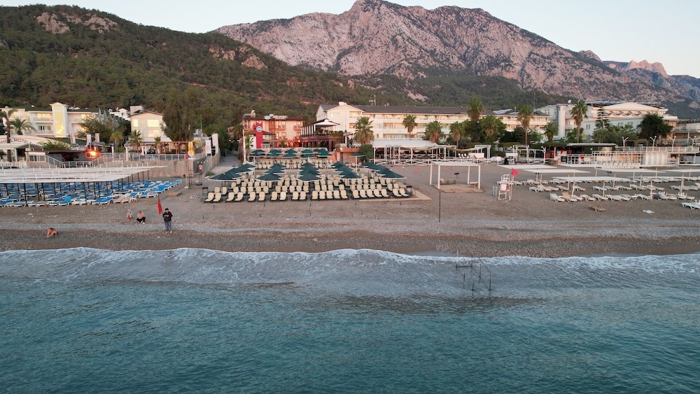 Aleria Belport Beach Hotel 69/71
