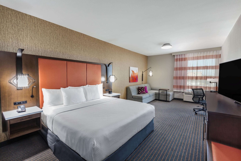 La Quinta Inn & Suites by Wyndham Houston East at Sheldon Rd 13/52