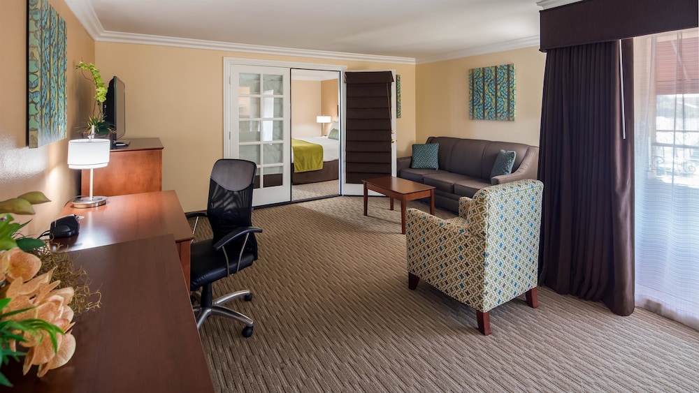 Best Western Harbour Inn & Suites 24/36