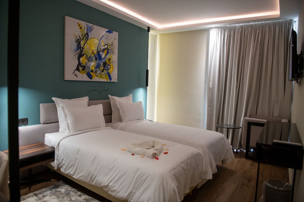 ROOM, DOUBLE BED