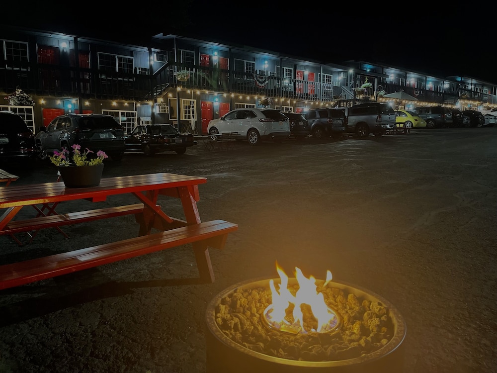 Chalet Motel Whitefish 56/64