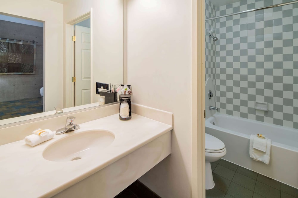 La Quinta Inn & Suites by Wyndham Irvine Spectrum 21/49