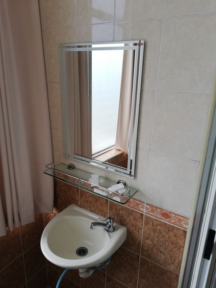 Lee Hotel 15/18