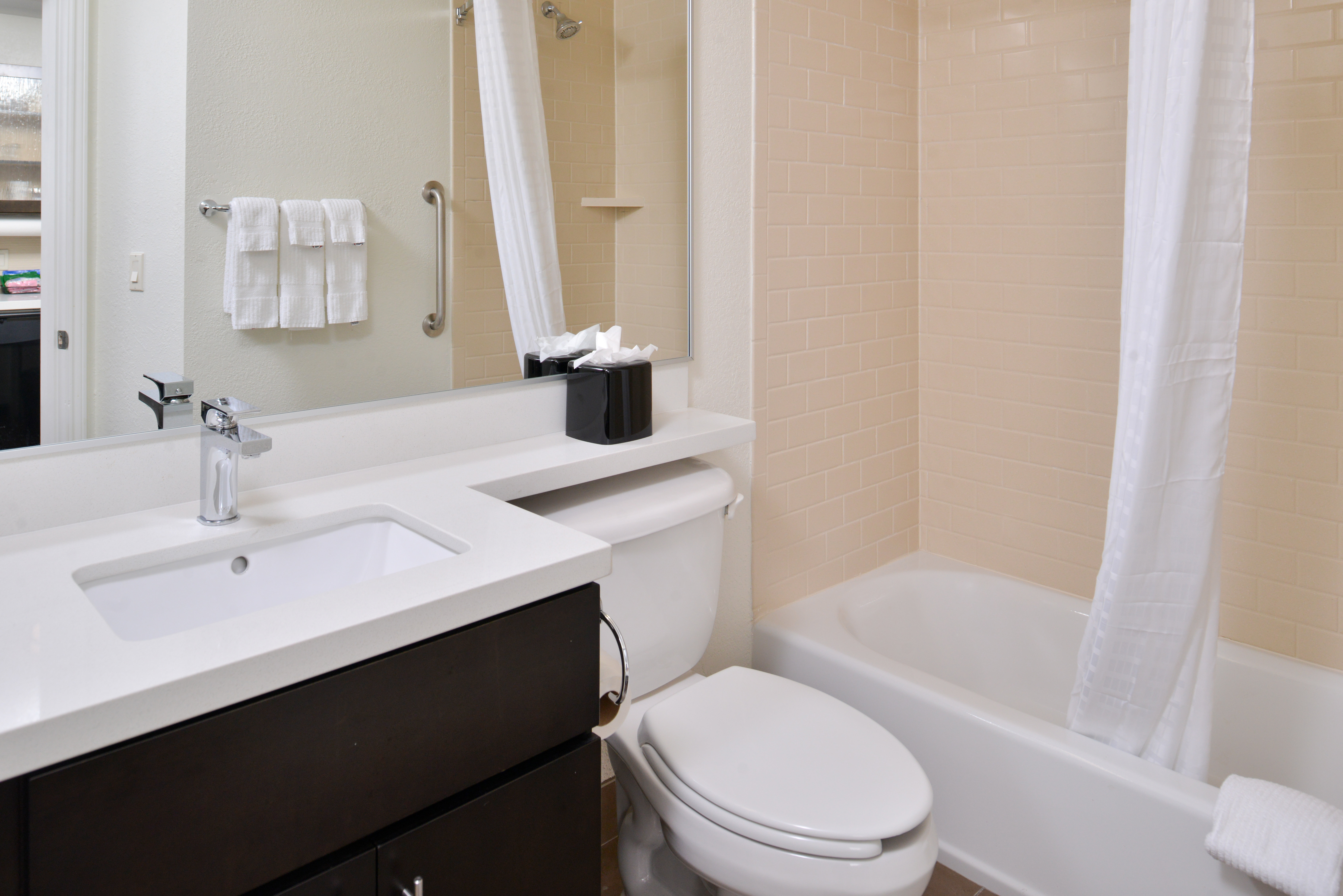 جناح بسرير كوين