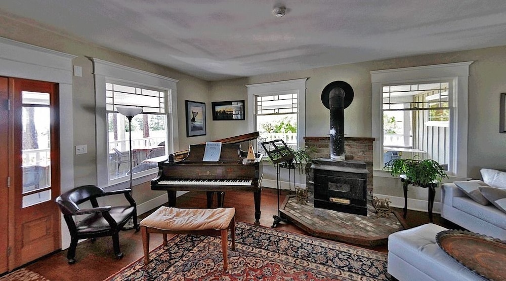 Friday Harbor Grand B&B 33/55