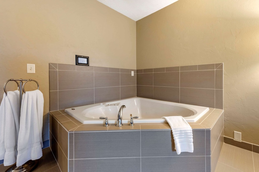Quality Inn Dover OH 11/42