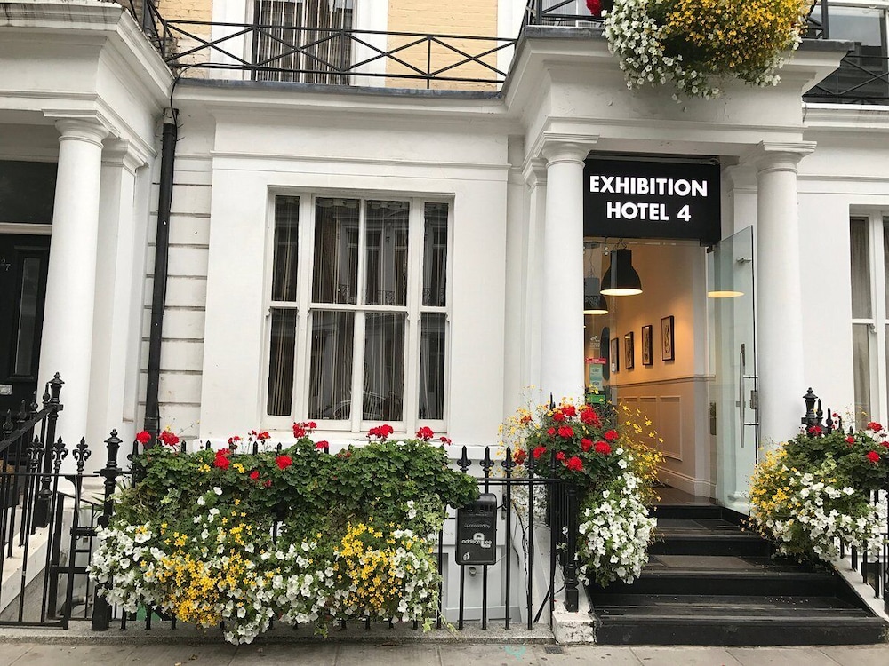 Exhibition Court Hotel 4 2/61