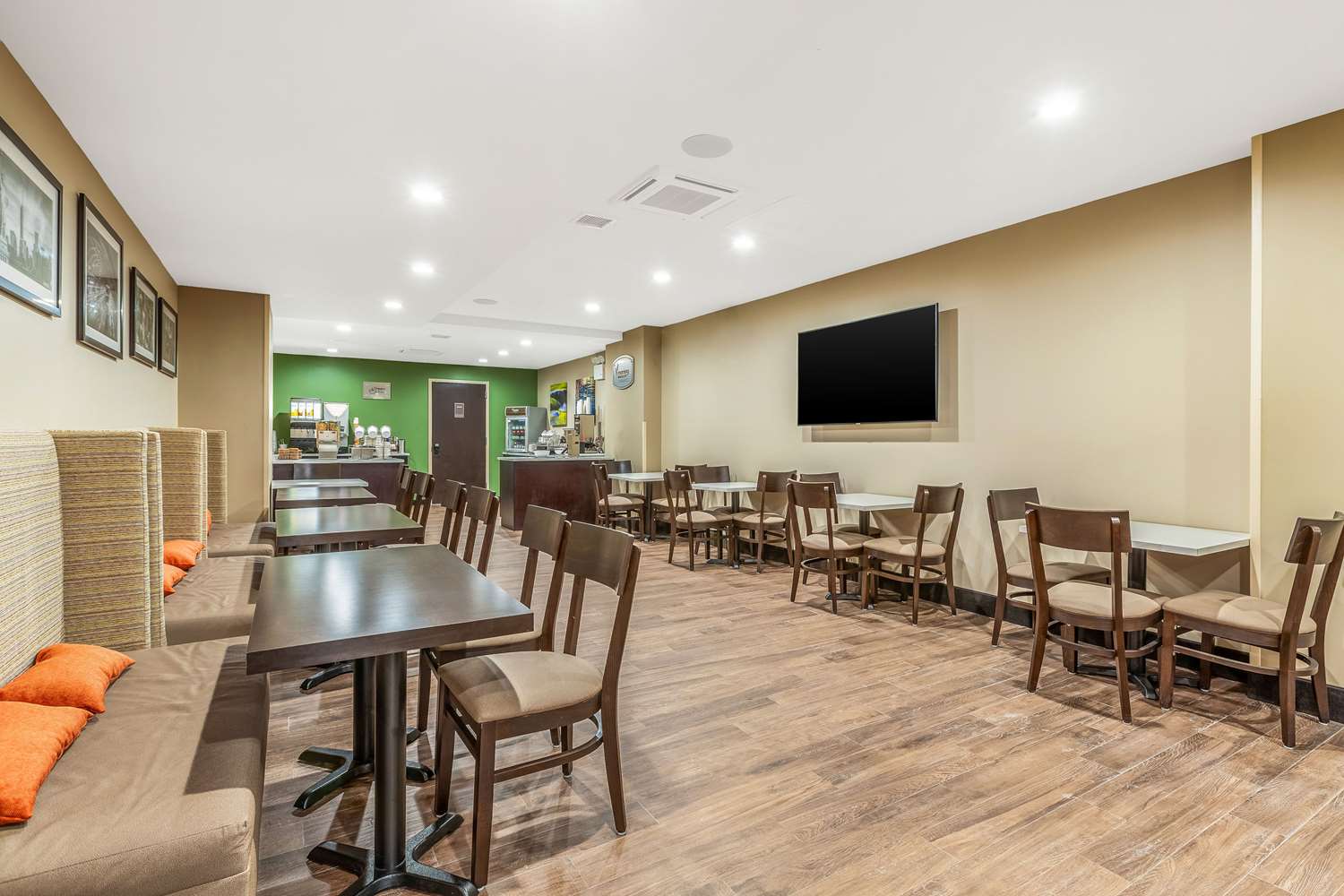 Van Wyck Hotel & Suites Near JFK Airport 36/46