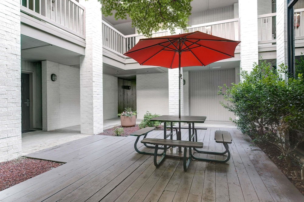 Craigshire Suites - Arlington 31/34