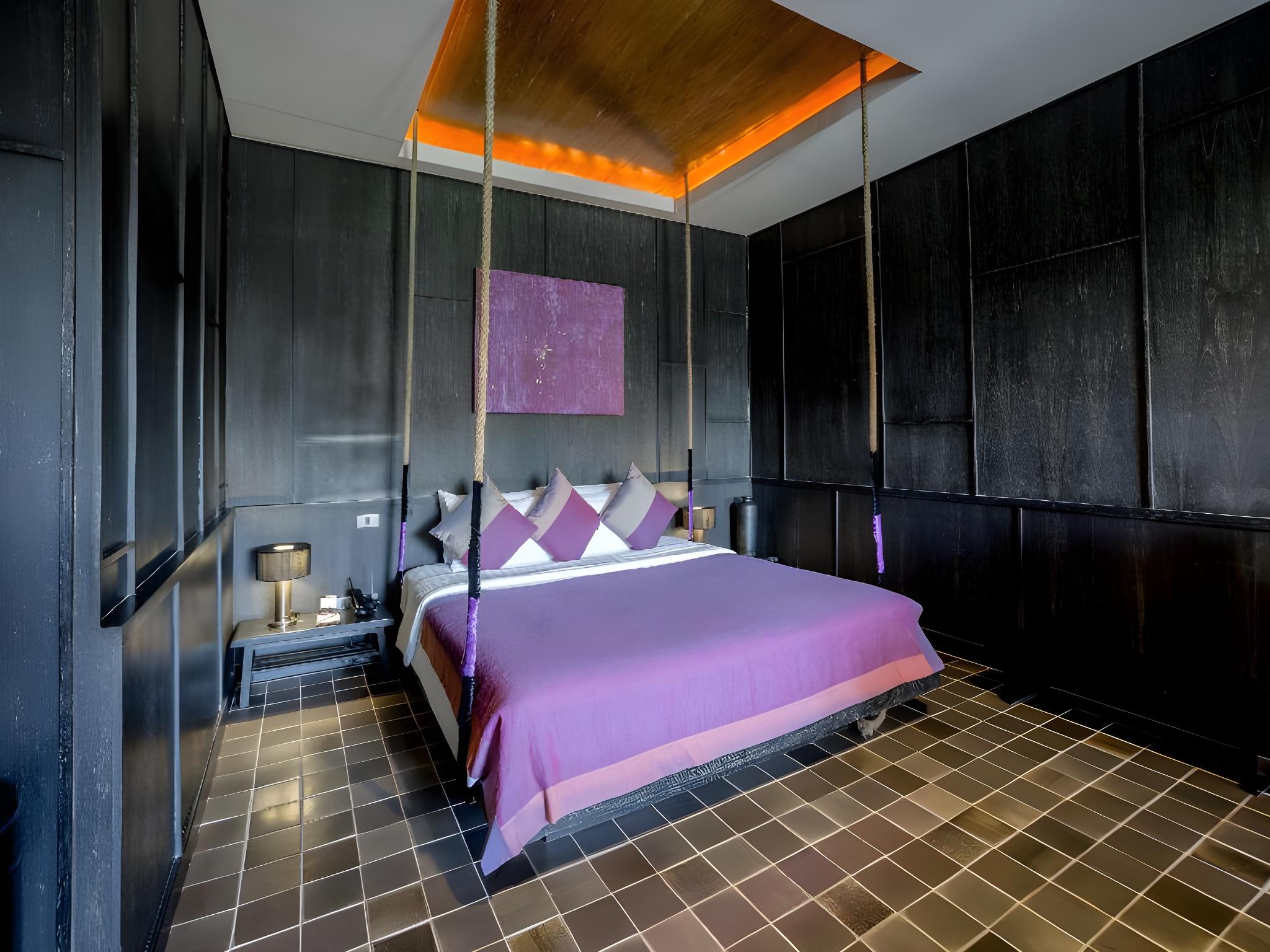 White, Junior Suite, King Bed, River View