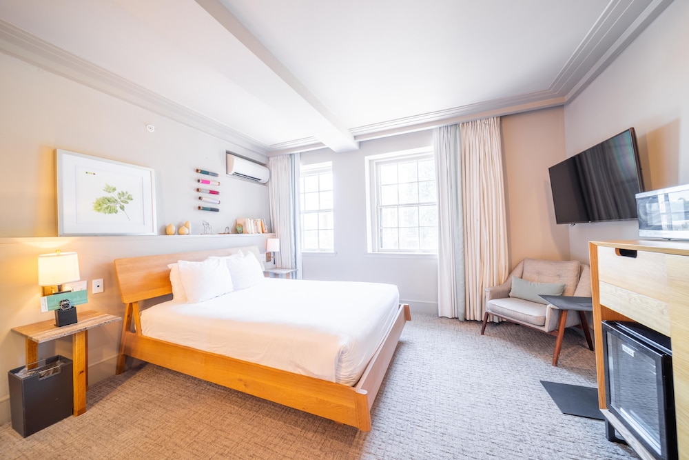 Traditional, Queen Bed