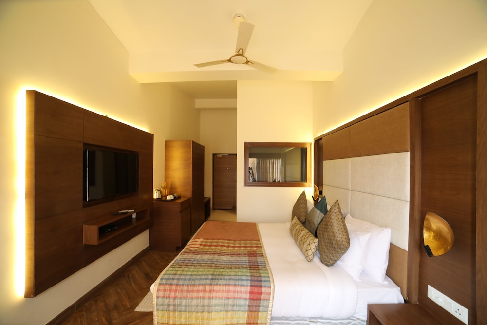 Room, King Bed, Forest View, Balcony، JuSTa Luxe Mukteshwar Retreat and Spa Mukteshwar 3/5