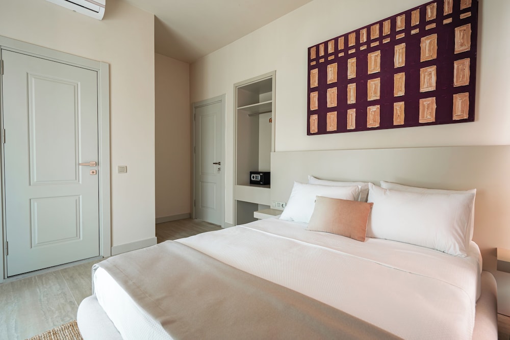 Deluxe, Queen Bed, Pool View