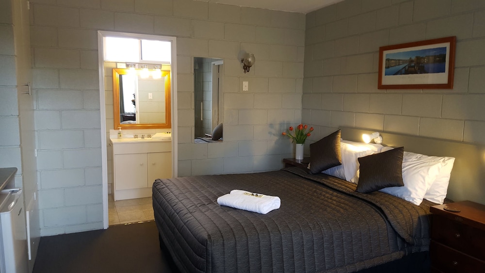 Daylesford Central Motor Inn 10/65