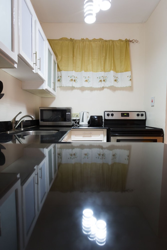 The Embassy Luxury Apt Crystal Towers Ii 16/19