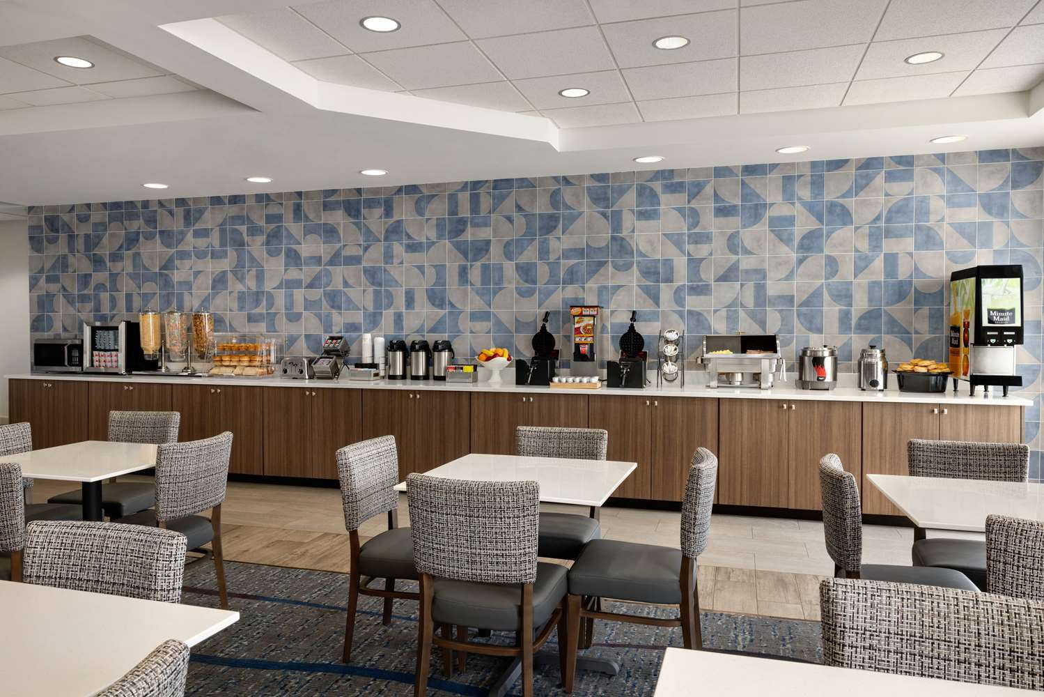 La Quinta Inn Suites Springfield Airport Plaza 50/61