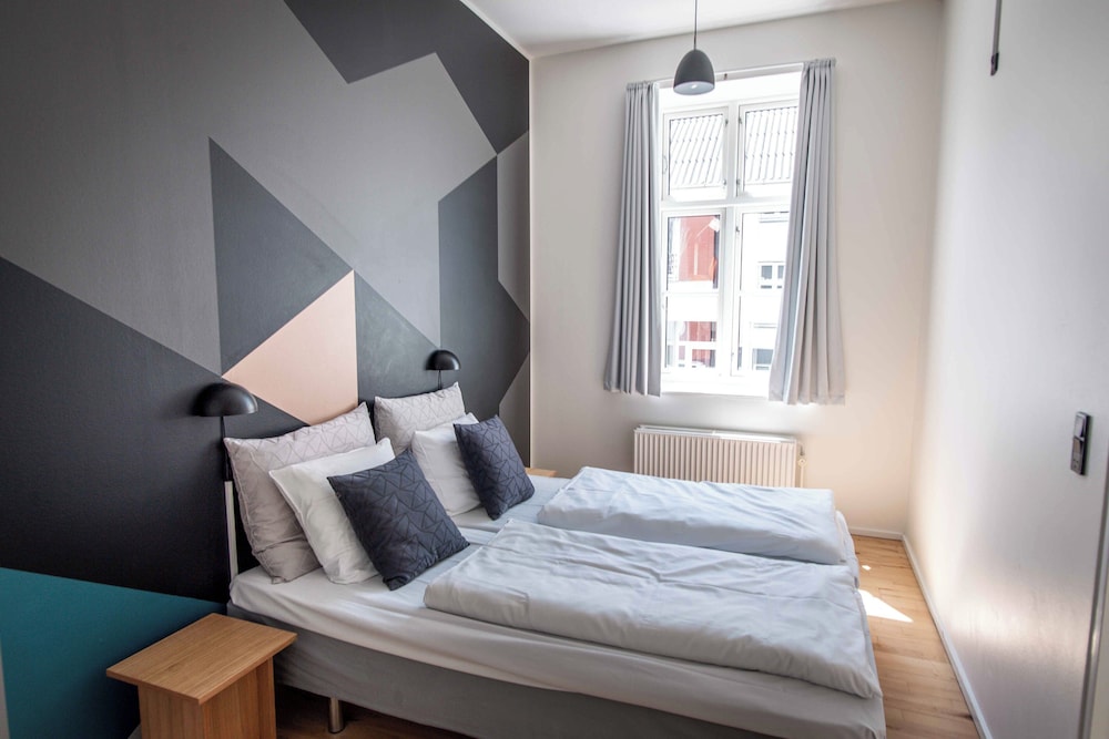 1 Bedroom, Apartment, Double Bed, Street Side View