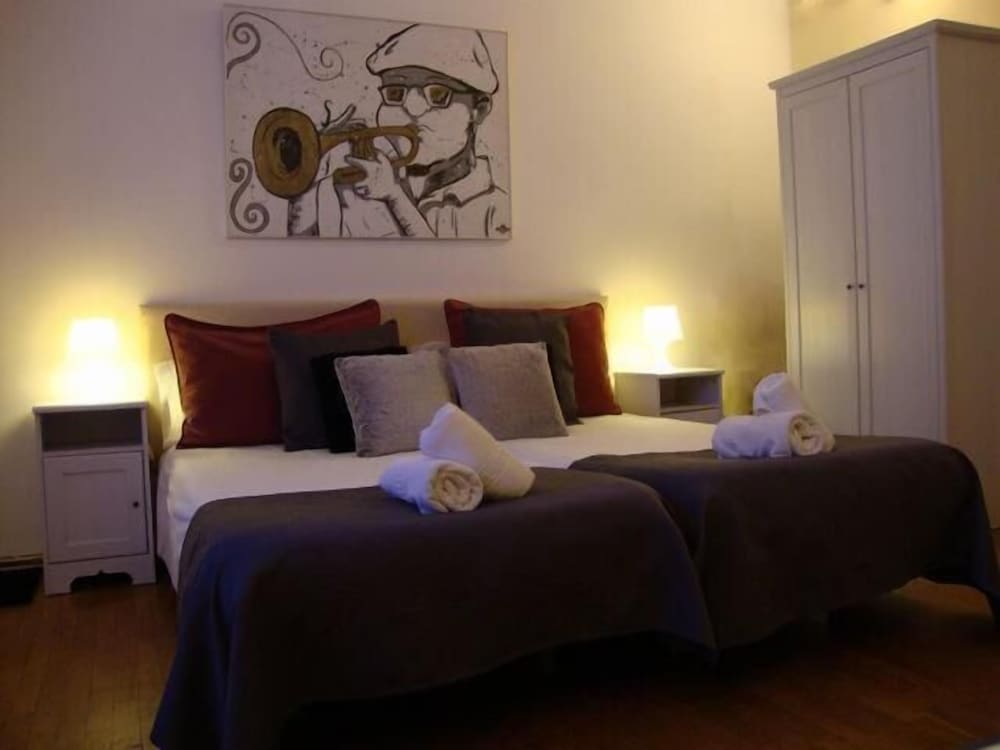 Petit Hotel 7/48