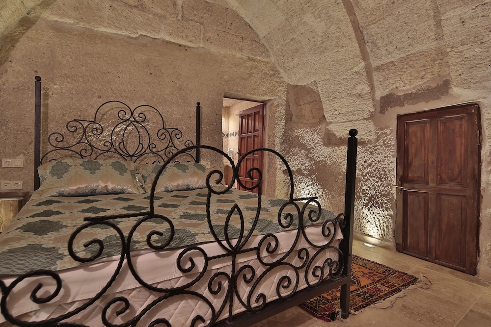 Shoestring Cave House 3/50