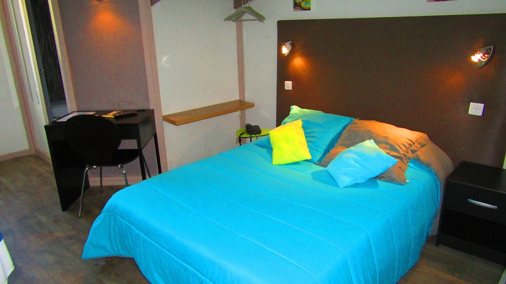 Aix Hotel 8/50
