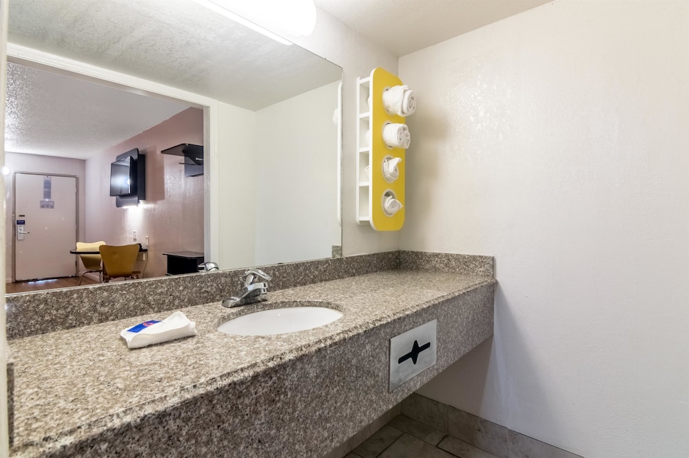 Motel 6 Clinton OK 35/64