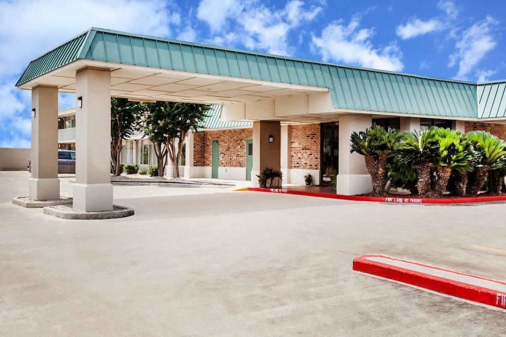 Days Inn by Wyndham Seguin TX 26/27