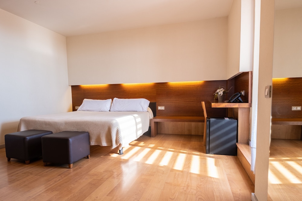 SUPERIOR, DOUBLE OR TWIN BED
