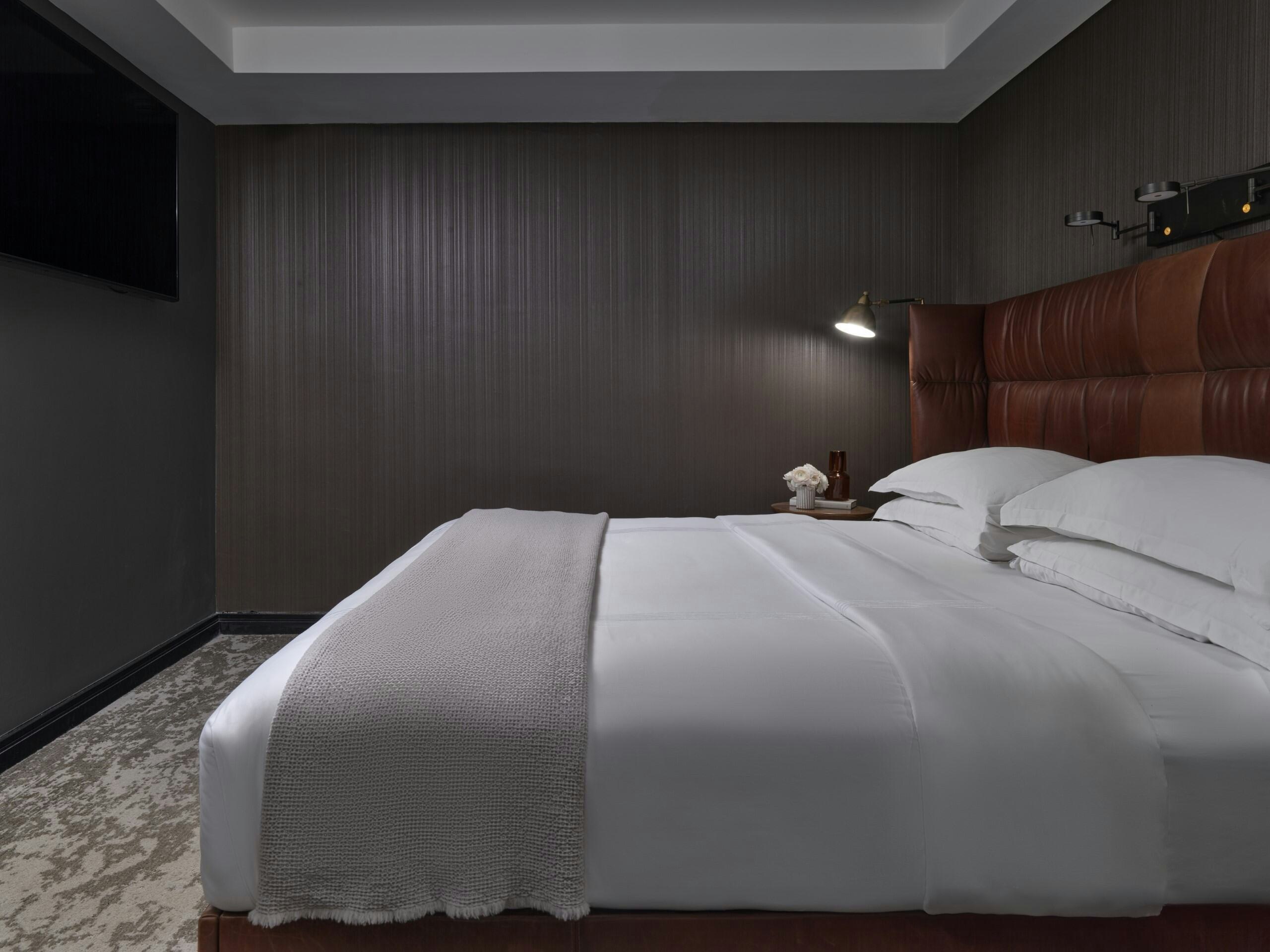 1 BEDROOM, SUITE