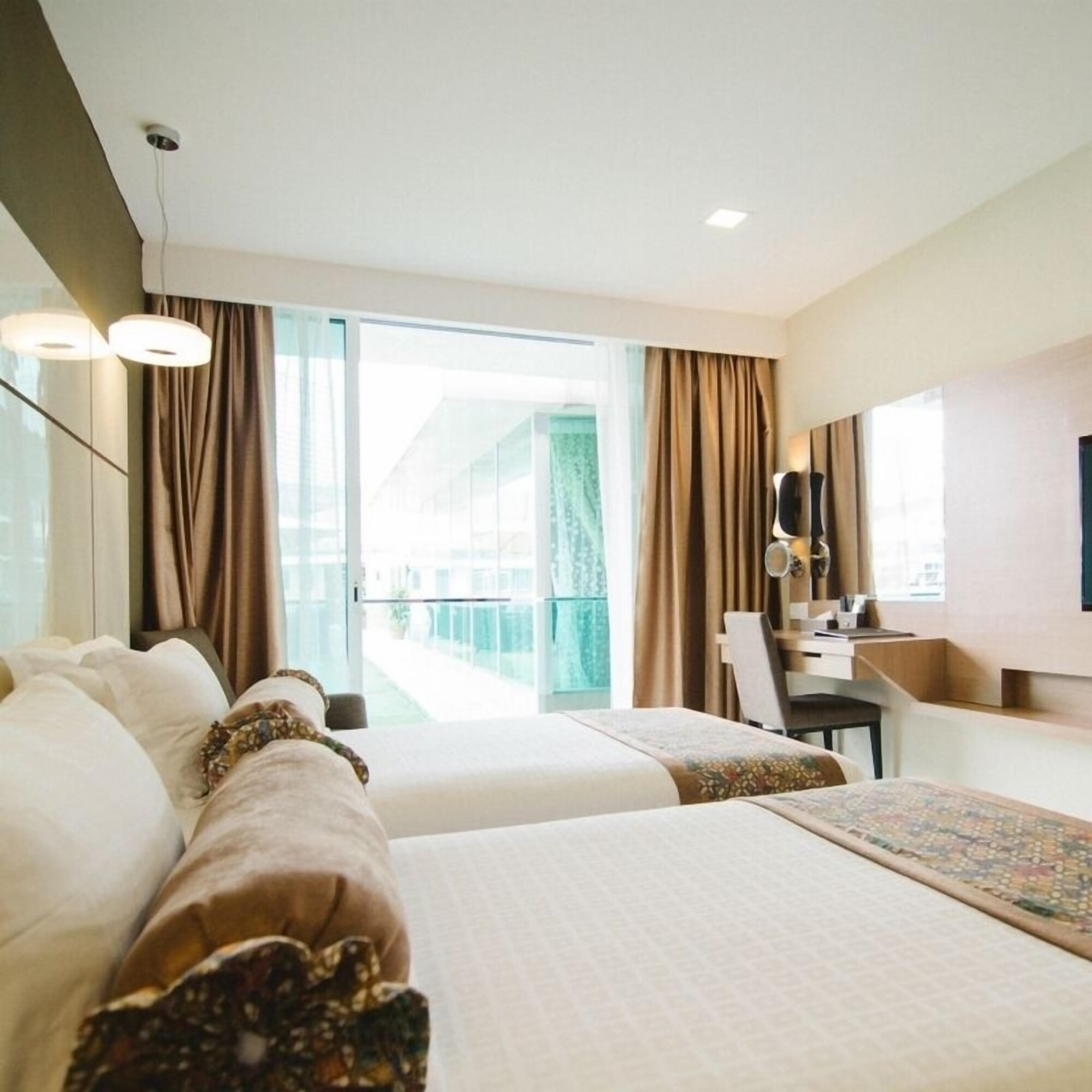 Deluxe, Twin Beds, Pool View