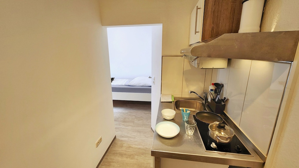 B & L Hostel 5/50