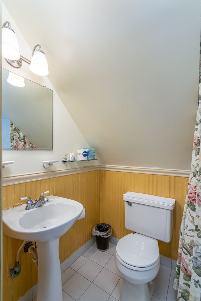 Cedars of Williamsburg Bed & Breakfast 44/50