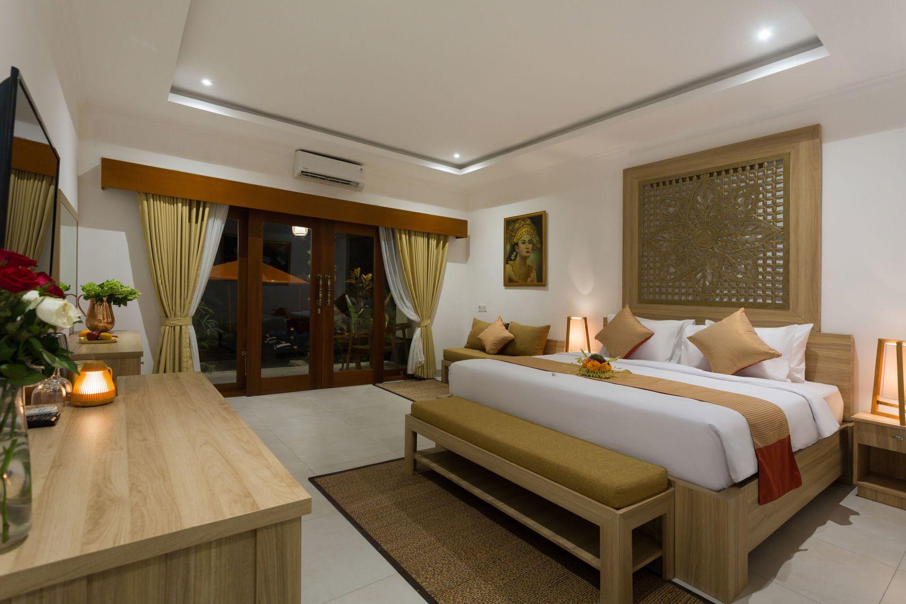 Deluxe, King Bed, Pool Access