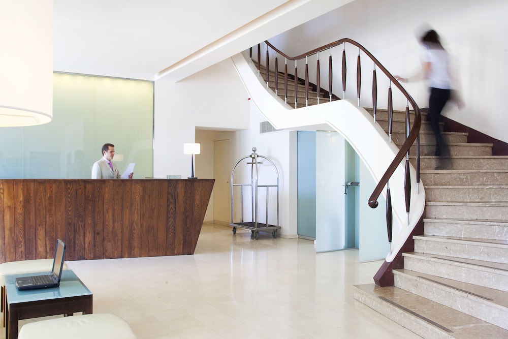 LUCY HOTEL 8/40